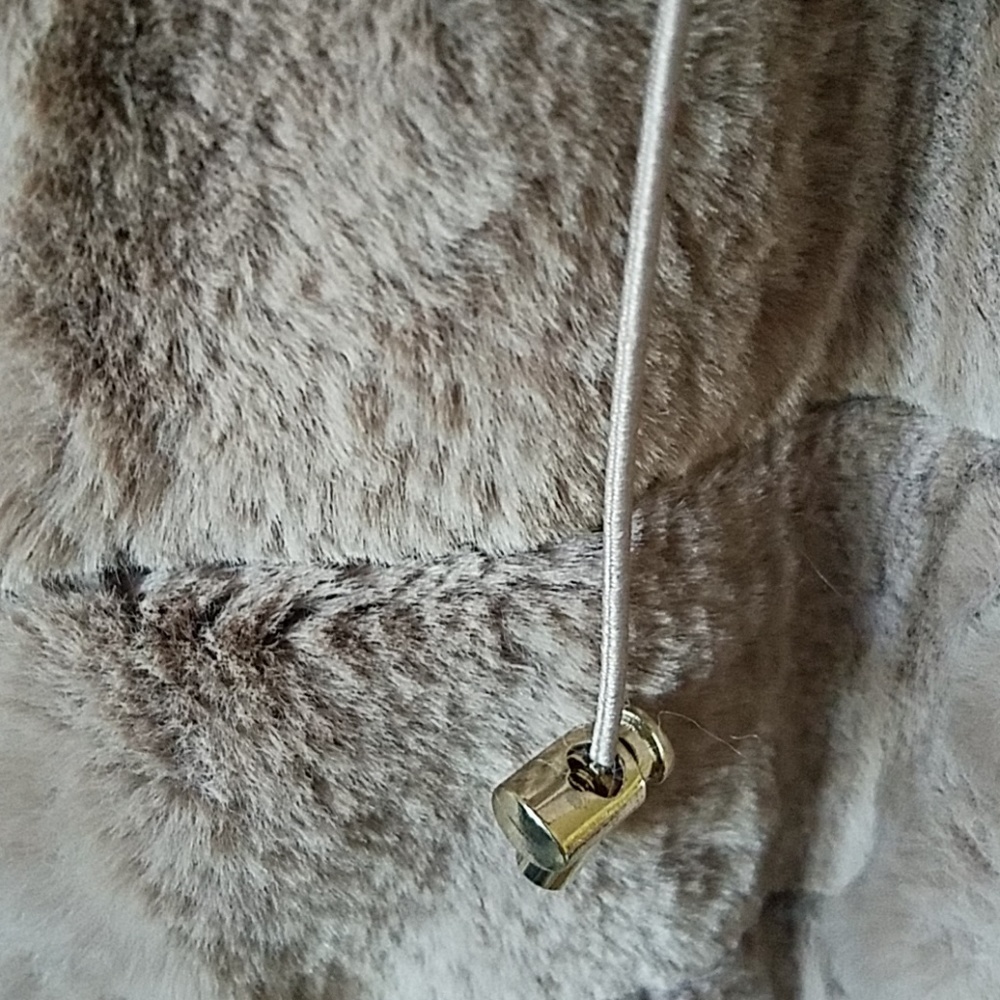 New Liz Claiborne Plush Taupe Brown Soft  Faux Fur Cozy Hooded Vest - Picture 7 of 8